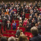 Los parlamentarios franceses aplauden tras el voto a favor del Estado palestino, este martes en París.