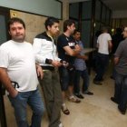 Trabajadores de LM en los pasillos de los juzgados.
