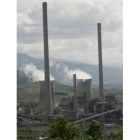 Imagen de las chimeneas de la térmica de Compostilla II en Cubillos