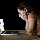 Una joven, frente a la pantalla del ordenador.