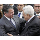 El presidente palestino, Mahmud Abás (derecha), recibe al rey Abdalá de Jordania, este lunes, en Ramala.