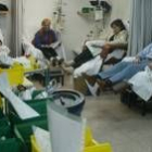 Pacientes oncológicos durante la aplicación de tratamientos en el hospital, en una foto de archivo