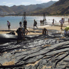 Activistas de la organización ecologista Greenpeace han escenificado hoy los efectos que tendría una marea negra en las playas canarias para protestar contra las prospecciones petrolíferas.
