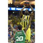 Ekpe Udoh se impone al jugador del Baskonia Darius Adams. STACHE