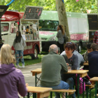 Varias personas degustan la comida de los 'food trucks' en el parque del Plantío.
