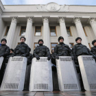 La policía permaneció en guardia ante el Parlamento de Kiev.