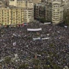 Miles de manifestantes egipcios se congregan en la plaza Tahrir, en el centro de la capital.