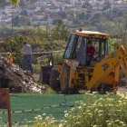 La Policía, con la ayuda de una excavadora, reanudó el lunes la búsqueda de los restos de la joven sevillana Marta del Castillo en la escombrera de Camas (Sevilla).