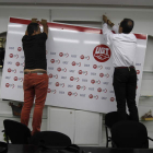 Responsables de UGT adaptan una estancia para una comparecencia ante la prensa. JESÚS F. SALVADORES