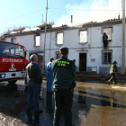 La casa quedó totalmente destrozada por las llamas. Tan solo la fachada se mantiene en pie.