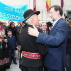 El presidente del PP saluda a los danzantes maragatos que le recibieron a la puerta del Auditorio.