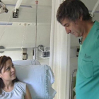 Macchiarini con la paciente a la que realizó el primer trasplante de tráquea del mundo, en el hospital Clínic de Barcelona.