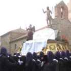 La Soledad seguida por el San Juan en un momento del cortejo procesional de ayer