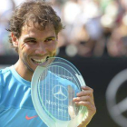 Rafael Nadal, con el trofeo que lo acredita como ganador del torneo sobre hierba de Stuttgart.