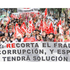 Los manifestantes recorrieron a mediodía de ayer las calles del centro de la capital reclamando un cambio en la política del Gobierno.