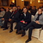 En el centro, José Antonio Velasco y Alfonso Arias, anoche en la asamblea celebrada en el restaurante Azul de Montearenas.
