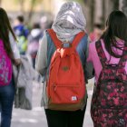 Tres alumnas entrando a un centro educativo para recibir sus clases, en una imagen de archivo. DAVID AGUILAR