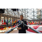 El presidente del Gobierno, Pedro Sánchez, atiende a la prensa a su llegada a la cumbre que se celebró ayer en Bruselas. OLIVIER HOSLET