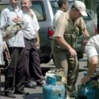 Oficiales sirios desactivan los explosivos que estaban en un vehículo aparcado frente a la embajada