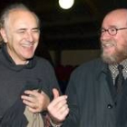 El cantante berciano Amancio Prada charla con el etnógrafo Joaquín Díez en el congreso de la lengua