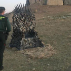 Un guardia civil, frente al Trono de Hierro, en Guadalajara.