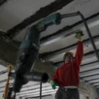 Un operario trabaja en la rehabilitación del pabellón Niño Jesús, en una imagen de archivo