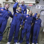 Imagen de los seis astronautas de la misión Marte-500 durante una rueda de prensa.