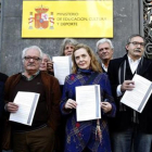 Escritores y otros autores, antes de entregar una solicitud ante el Ministerio de Cultura para poder seguir creando sin renunciar a su pensión, en noviembre.