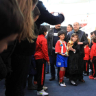 Niños y jóvenes fueron los que más disfrutaron con la ‘visita’ de la Copa del Mundo que este fin de semana hace escala en Bembibre.