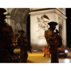 Imagen de gendarmes en la plaçe Etoile en la madrugada del lunes. OLIVIER MATTHYS