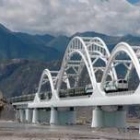 El tren pasa por primera vez por el puente La Sa Te en  Lhasa, capital del Tibet