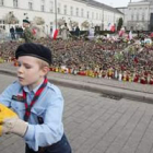 Un niño polaco recoge velas entregadas por los concentrados en el palacio presidencial.