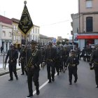 Un instante de la subasta de los pasos, celebrada en la capilla-museo, y la Banda de Cornetas y Tambores Ciudad de Zamora, en su desfile por la villa. ACACIO DÍAZ