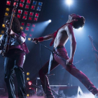 Una imagen del filme Bohemian Rhapsody con la banda en pleno concierto.