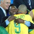 Rivaldo, a la izquierda, y Ronaldo besan la Copa del Mundo