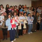 Los padres posan con sus hijos y las autoridades antes del acto