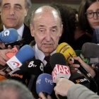 El abogado de la infanta Cristina, Miquel Roca, atiende a los periodistas. ALBERTO ESTÉVEZ