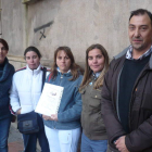 Varios trabajadores de Elmar, junto a Mar Mirantes, primera por la izquierda, ayer, en la sede de UGT en León.