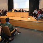 ‘Niños frente a políticos’, ayer en la Casa de la Cultura de Ponferrada. ANA F. BARREDO
