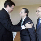 Óscar López felicita a Amilivia tras ser ratificado como consejero del Consultivo por las Cortes.