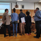 Representantes de los distintos partidos de Astorga ayer durante el recuento de los votos. A. R.
