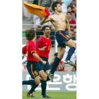 Morientes celebra su primer gol en el Mundial seguido de Hierro y Puyol