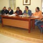 El portavoz municipal del PP, tercero por la izquierda, durante el último pleno en Valderrey