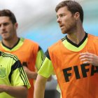 Cazorla, Koke y Xabi Alonso, durante el entrenamiento de España en Curitiba.