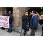 Un grupo de trabajadores de Friger se concentró ayer frente a las puertas del Palacio de Justicia de Ponferrada.