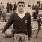 Nicanor Llamazares cuando era portero, arriba, y el día de su homenaje. DL