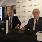 Santiago Muñoz Machado, director de la RAE, y José María Merino Sánchez, escritor y académico, ayer en Botines. FERNANDO OTERO