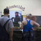 Habitantes de La Habana compran verduras en una tienda, el pasado jueves.