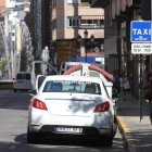 Uno de los puntos de recarga estará ubicado en una de las paradas de taxi de la ciudad.