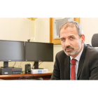 Xavier Flórez, en su despacho del Ministerio de Transportes, Movilidad y Agenda Urbana, en una imagen facilitada por el Mitma. DL
